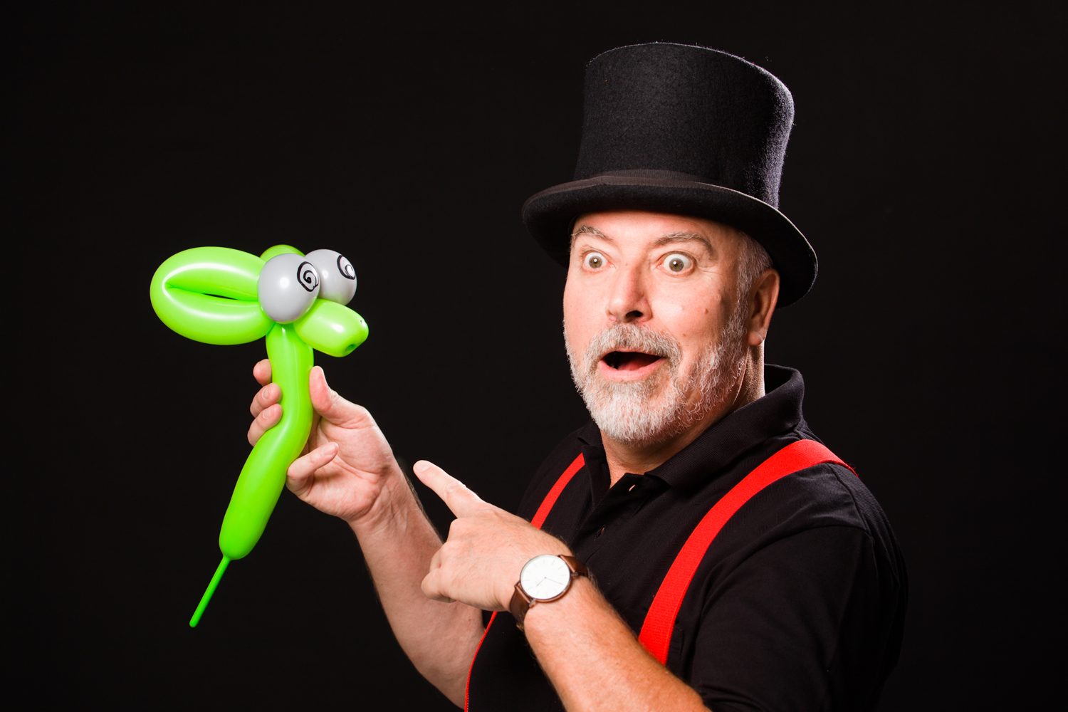 Ernestin staunt über eine grüne Ballonfigur mit Kulleraugen